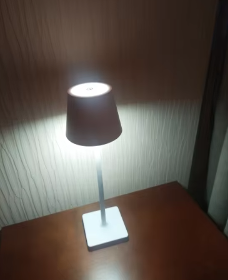 Moderne Wiederaufladbare LED-Tischlampe mit Dimmbarem Licht