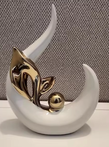 Moderne Abstrakte Keramikskulptur mit Goldakzenten