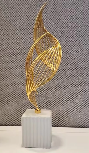 Moderne Abstrakte Keramikskulptur mit Goldakzenten