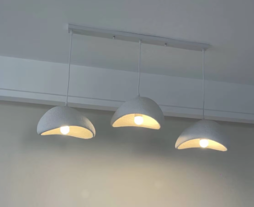 Minimalistische Hängelampe in Weiß – Skulpturales Design