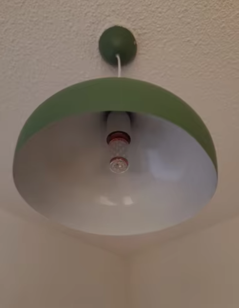 Moderne Pendelleuchte aus Aluminium und Holz