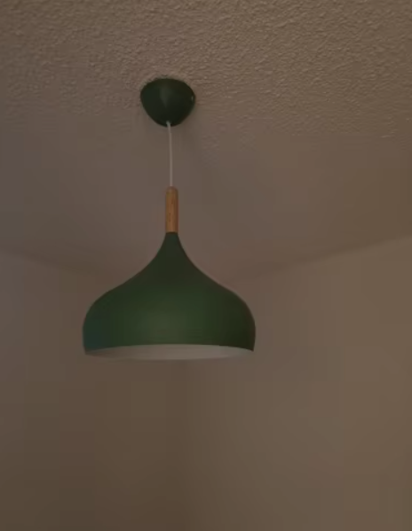 Moderne Pendelleuchte aus Aluminium und Holz