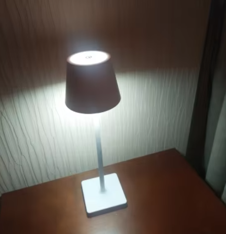 Moderne Wiederaufladbare LED-Tischlampe mit Dimmbarem Licht