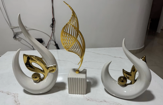 Moderne Abstrakte Keramikskulptur mit Goldakzenten
