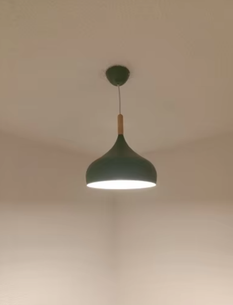 Moderne Pendelleuchte aus Aluminium und Holz